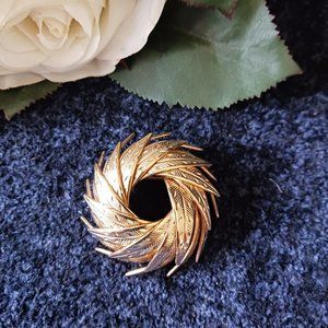 Vintage Coro Gold Tone Leaf Wreath Dimensional Brooch 1.75"